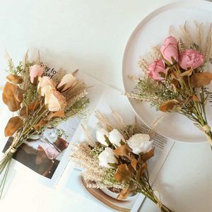 Fleurs séchées Fleurs artificielles en soie Bouquet de roses brûlées avec de fausses feuilles d'herbe pour la décoration de mariage de table à la maison flores à main de mariée