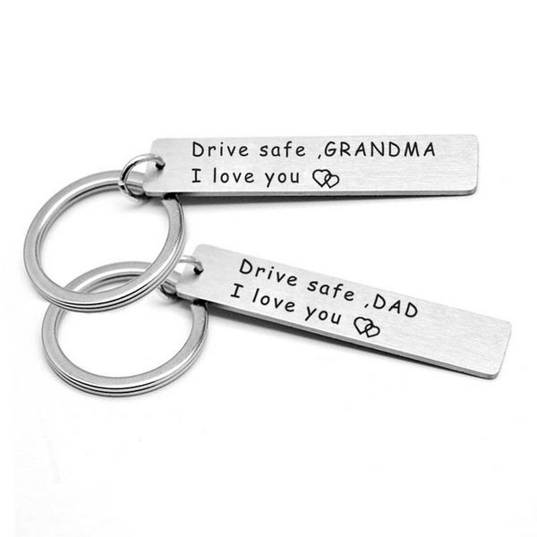 Conduisez en toute sécurité en acier inoxydable rond en métal lettre porte-clés anneaux pour hommes femmes mère père clés de voiture anneau pendentif ami cadeau en gros