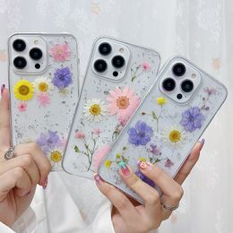 Étuis pressés de fleurs d'été sèches pour iPhone 15 14 Plus 13 Pro MAX 12 11 XR XS X 8 7 Mode séchée véritable feuille florale rose feuille de chrysanthème transparente peau de couverture de téléphone en TPU souple