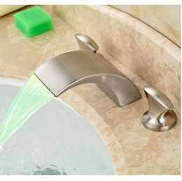 Dual Handgrepen Waterval Badkamer Sink Basin Kraan LED Light Deck Mount 3 Gaten Mengkraan Borsteld Nikkel Afgewerkt