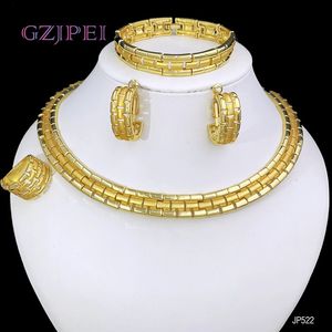 Dubai 18K Gold plaqué des bijoux pour femmes Collier de chaîne cubaine Boucles d'oreilles Bracelet Set Wedding Party 240402