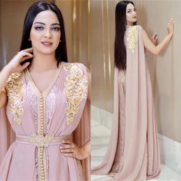 Dubai Abaya Kaftan Vestidos de noche rosados 2021 Sexy V Neck Chiffon Aplique de oro Boada de fiesta de fiesta de fiesta marroja Bente de vestidos de fiesta d 257U