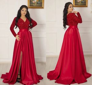 Dubaï Arabe Rouge Paillettes Robes De Bal Avec Manches Longues Col En V Élégant Satin Femmes Soirée Formelle Robes De Soirée Haute Split Satin Une Ligne Deuxième Robe De Réception CL2645