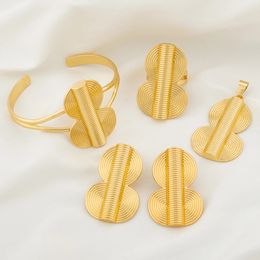 Dubai oorbellen ketting sieraden set voor dames 18k gouden kleur oorbellen hang ketting bangle ring 4 st. Set voor verlovingscadeau 231221