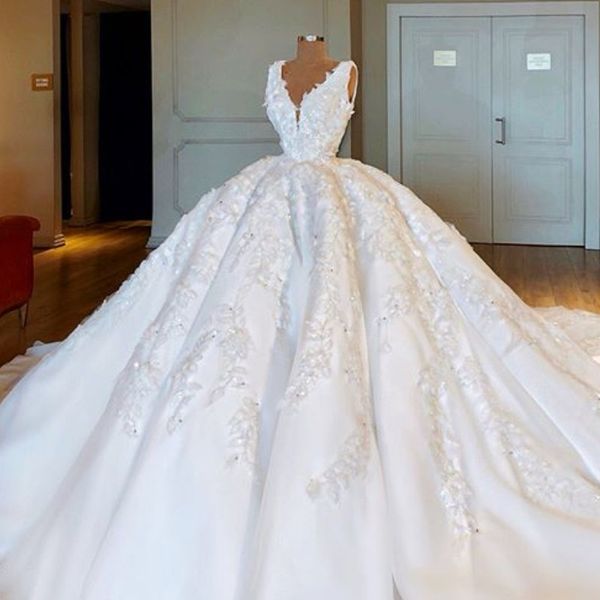 Dubai Fabulous White Wedding Dresses Sexy V-Neck 3D-Floral Appliques Beads Ball Gown Robes de mariée Magnifique Arabia Fluffy Robes de mariée