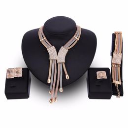 Dubai Ketting Sieraden Sets Voor Vrouwen Kwastje Hanger Strass Oorbellen Armband Vergulde Bruiloft Bijoux Accessoires214g