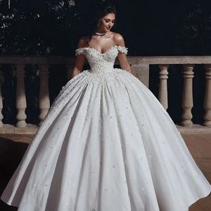 Dubai Prinses Baljurk Trouwjurk Bloemblaadjes Bloem Kralen Off Schouder Satijnen Bruidsjurk Charmante Lace-Up Saoedi-Arabië Bruidsjurken