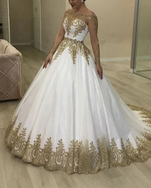 Dubai blanco y dorado una línea de vestidos de novia Apliques de encaje Mangas largas Vestidos de novia Tren de la corte Cuello bateau Hermosa novia Vestido formal Botones traseros