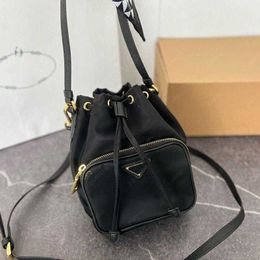 Duet ReNylon Bucket Bag Backpack Black Designer Triangle Women Backet Bolsas Bucket Small Triangle Logotipo Black Drawstring Crossbody P2043