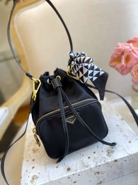 Duet Re-nylon Bucket Shoulder String Bag Bolsa de mão com logotipo de metal esmaltado e fecho de cordão Designer Women Mini Tote Pequenas Bolsas Transversais Tecido com estampa de luxo