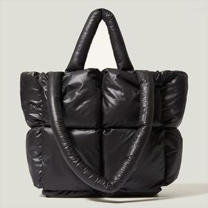 Sacs Duffel 2023 Bandoulière Noir Femmes Hiver Sac à main rembourré Épaule en coton personnalisé Nylon Quilt Puffer Sac fourre-tout