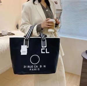 Bolsas de lona Marcas de diseñador Bolsas de compras en blanco y negro Mujeres Triángulo Etiqueta Bolsa de viaje de ocio impermeable Gran capacidad Nylon Mommy Tote