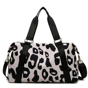 Duffel Bags Fashionable Travel Duffle Bags Women Leopard Big Nylon Tote Fitness Gym Ladies Weekend Handtassen Nat en Dry Separation 230509