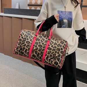 Bolsas de lona Leopard PU Leather Duffle Mujeres Moda Versátil Equipaje de viaje Fitness Bag Gran capacidad Vintage Weekender Overnight