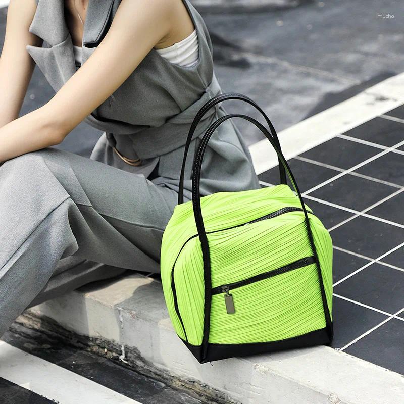 Duffel Bags Miyake Fold 2024 Spring en zomer geplooide stoffen tas Zuid-Koreaanse mode vrouwelijk ultralicht draagbaar