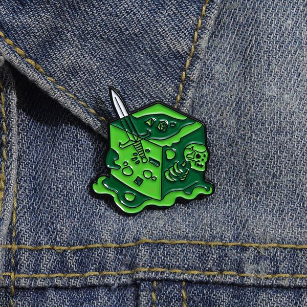 Dungeons Dragons Game Dice Halloween Pin Game Game Film Citas broche Insignia de películas de anime lindas Pins de esmalte duro