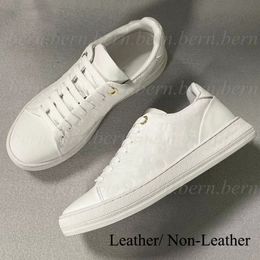 Zapatos informales blancos de moda de cuero/sin cuero para mujer, zapatillas con logotipo de flores para pareja, hombres y mujeres, EU35-41