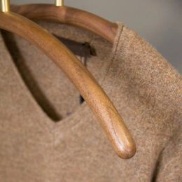 Meubles durables pour le cintre mural de la boutique pour les vêtements suspendus en bois.