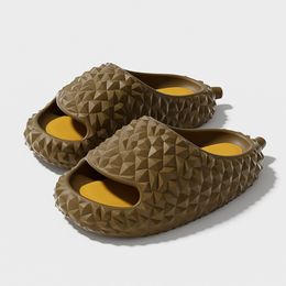 Pantoufles Durian pour femmes en été intérieures EVA semelles épaisses couple pas à pas doux Mens Fashion Funny Designer sandales Slides Spike Sliders Brown
