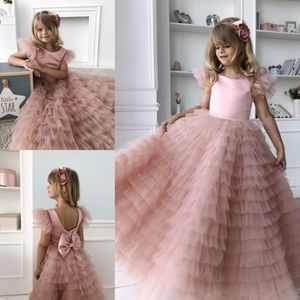 Dust Roze Tiered Bloem Meisje Jurken Voor Bruiloft Feather Cap Mouwen Peuter Pageant Jurken Vloerlengte Tulle Kids Prom Dress