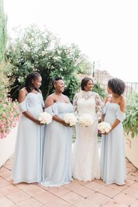 Dusty Blue Country Bruidsmeisje Jurken met Plus Size 2021 Off Shoulder Ruffles Plooid Afrikaanse Boheemse Strand Bruiloft Gastjurk