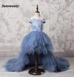 Bleu poussiéreux haut bas longues robes de concours de plumes pour les filles Appliques perles volants robe de fille de fleur hors épaule robe de communion8553706