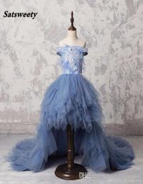 Bleu poussiéreux haut bas longues robes de concours de plumes pour les filles Appliques perles volants robe de fille de fleur hors épaule robe de communion6555979