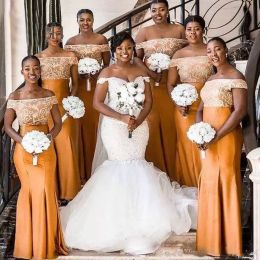 Dusty Orange Bridesmaid Robes hors de l'épaule Longueur du sol sans manches Satin Lace Applique latérale Slit Maid d'honneur Gown Country Wedding Party Vestidos