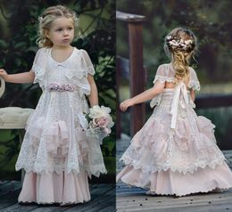 Robes de fille de fleur de mariage de Bohême rose poussiéreux col bijou avec manches courtes volants en dentelle vintage 2019 fête d'anniversaire pour enfants D6430353