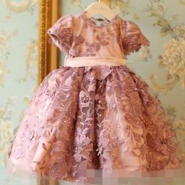 Dusty Pink Flower Girls 'Jurken 2020 Juweel Hals Kant Applique Korte Mouwen Lint Toddle First Communion Party Princess Ball Town