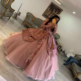Dusty Pink Princess Abiti Quinceanera 2022 Paillettes oro rosa Off the Shoulder Maniche lunghe Abito da spettacolo Abiti da 15 A￱os