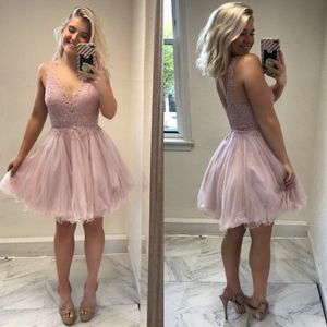 Dusty Pink Short Homecoming Jurken V-hals Sheer Riemen Applicaties Kant Tulle Backless Short Prom Dresses