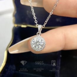 DW REAL 1CT Collier de diamant rond de luxe pour les femmes Original 925 STERLING SIRGLE PENDANT MARIAGE BIJOURS FAUX JIANIR 240515