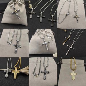 Dy Fashion Classic Design Necklace: Cross Necklace with Diamond Accent, Gothic Retro Style, Dark Theme Necklace, Celtic Cross Pendant - Geschikt voor dagelijkse slijtage