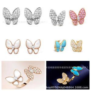 Boucles d'oreilles dynamiques et élégantes en boucles d'oreilles en vanté papillon personnalisé simple polyvalent pour une aiguille en argent à usage quotidien avec boîte de logo d'origine