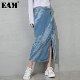 [EAM] Falda vaquera azul de cintura alta con dobladillo frontal y abertura irregular informal de medio cuerpo para mujer moda primavera otoño 1DD8125 21512