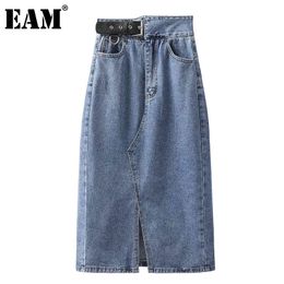 [EAM] Hoge Taille Blue Denim Slit Riem Lange Asymmetrische Half-Body Rok Dames Mode Lente Herfst 1DD7449 210512