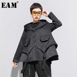 [EAM] Losse pasvorm Zwarte Asymmetrische split Big Size Short Jacket Hooded Lange Mouw Damesjas Mode Lente 1N797 211029