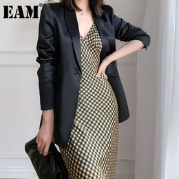 [Eam] Femmes Noir Poche Silky Bouton Simple Bouton Blazer Notched Longue Manches Fit Fit Veste Fashion Summer 1DD1612 210512