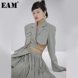 [EAM] Femmes Vert Bandage Évider Court Blazer Nouveau Revers À Manches Longues Lâche Fit Veste De Mode Marée Printemps Automne 2020 LJ201021