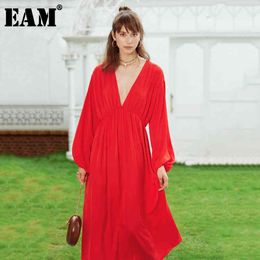 [EAM] Dames rood geplooid temperament lange jurk V-hals lange bladerdeeg mouw losse fit mode lente herfst 1B127 21512