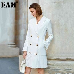 [EAM] Vestido de traje plisado con doble botonadura blanco para mujer, manga larga con muescas, ajuste holgado, moda primavera otoño 1S071 21512