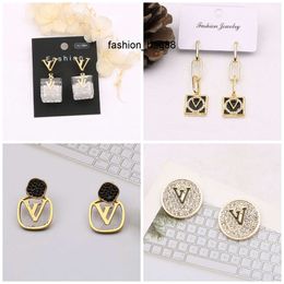 Oreja Pendientes de cristal Stud para mujer Diseñador Marca V-Letra Elegancia Temperamento Simple Damas Joyería para fiesta de boda Accesorios Regalo