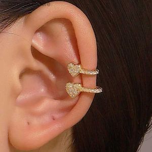 Manchette d'oreille manchette d'oreille mode coréenne cristal en forme de coeur boucles d'oreilles clip d'oreille adaptées aux bijoux pour femmes boucles d'oreilles perforées simple et double couche en forme de coeur faux Ea