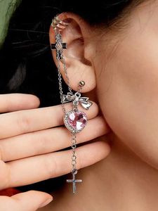 Ear Cuff Ear Cuff Nouveau rétro rouge cristal en forme de coeur chaîne boucle d'oreille manchettes adapté aux femmes gothique hip-hop métal perle boucle d'oreille clip bijoux cadeau Y240326