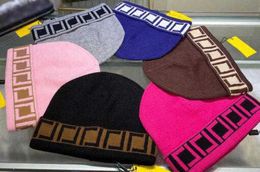 Début de l'automne nouveau chapeau Chapeau en laine à double lettre F pour femmes Chapeau à tricoter chaud pour l'automne et l'hiver pour hommes Chapeau de curling polyvalent