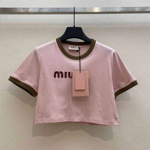 Vroege lente nieuwe Nanyou MIU elegante meisjesstijl leeftijdsverlagend contrast brief sticker borduurwerk T-shirt met korte mouwen