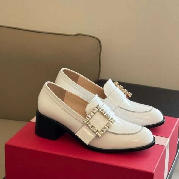 Zapatos de cuero pequeños británicos para mujer, tacones altos gruesos, lacado con diamantes de agua y botones cuadrados, novedad de primavera