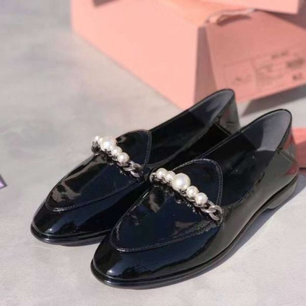 Mocasines de fondo plano con cadena de Metal perlado de principios de primavera, zapatos perezosos de un pie, zapatos de cuero pequeños cómodos de charol para mujer