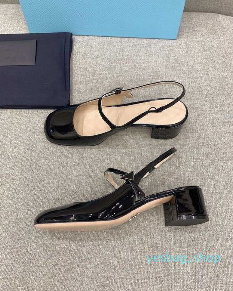 Sandales au début du printemps chaussure simple avec pantoufle à talons de chat pneu de cuir breveté talon tempérament chaîne de talons Lady Mary Jane Diamond
